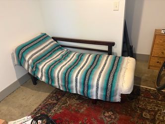 Day bed/fainting couch