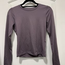 Hollister Women's Size Medium Long Sleeve Crewneck Tee in Mauve