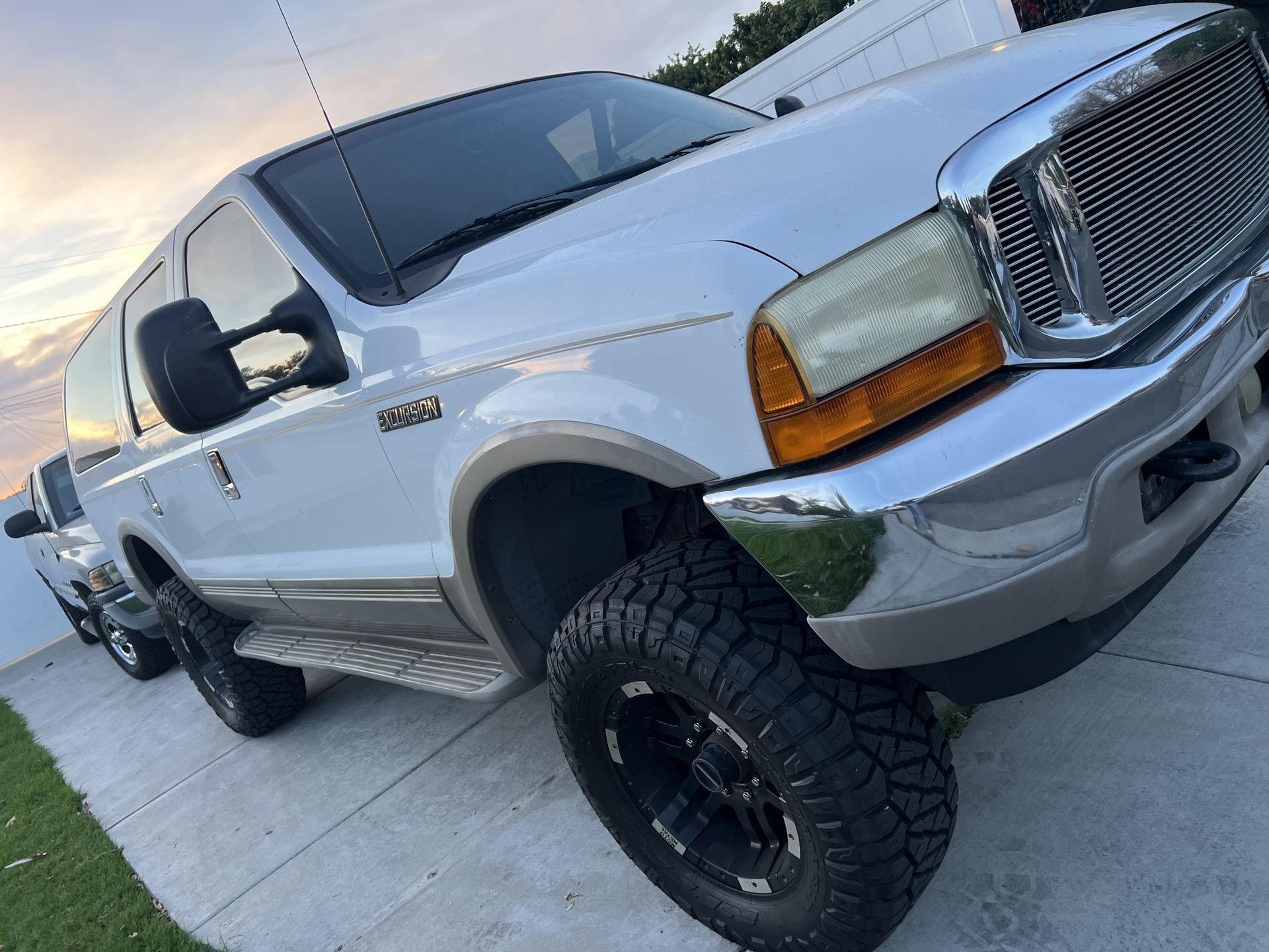 “2001 Ford Excursion Limited 4X4 V10 -94k miles, New Nittos Super Clean