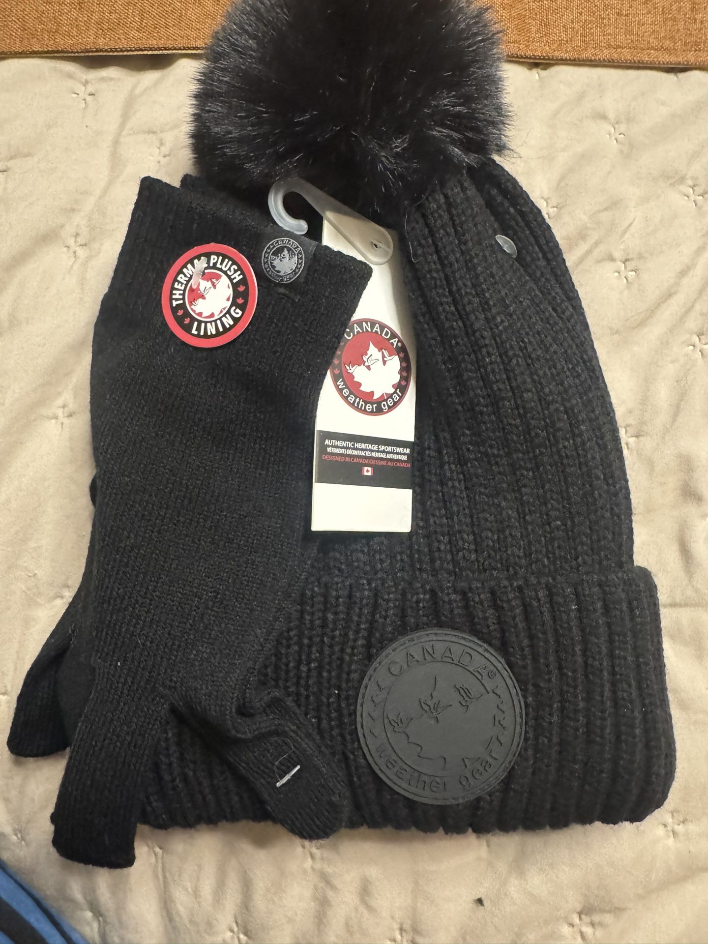 Canada Weather Gear 2PC Set Hat& Glove