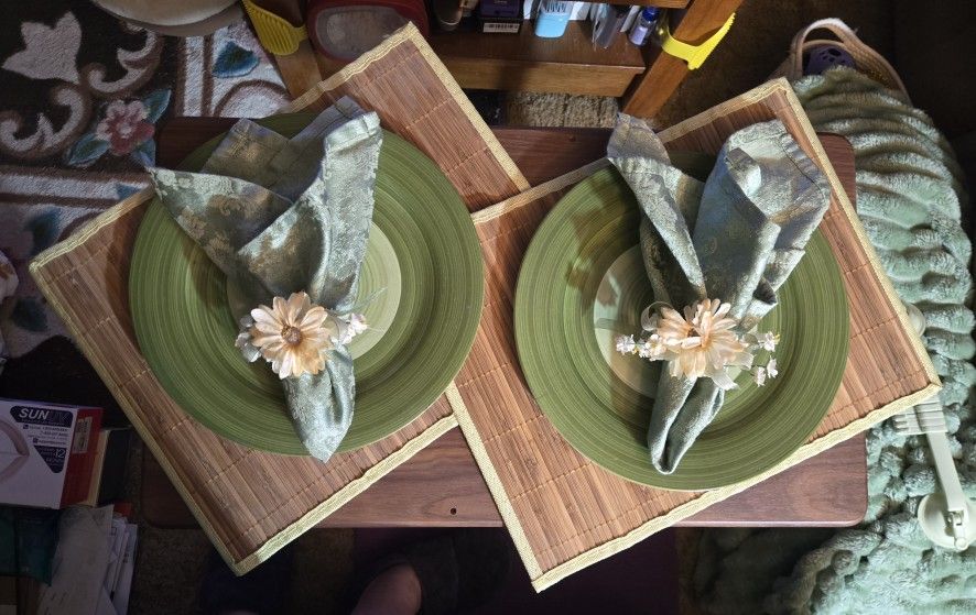 2 Place Settings/Decorations