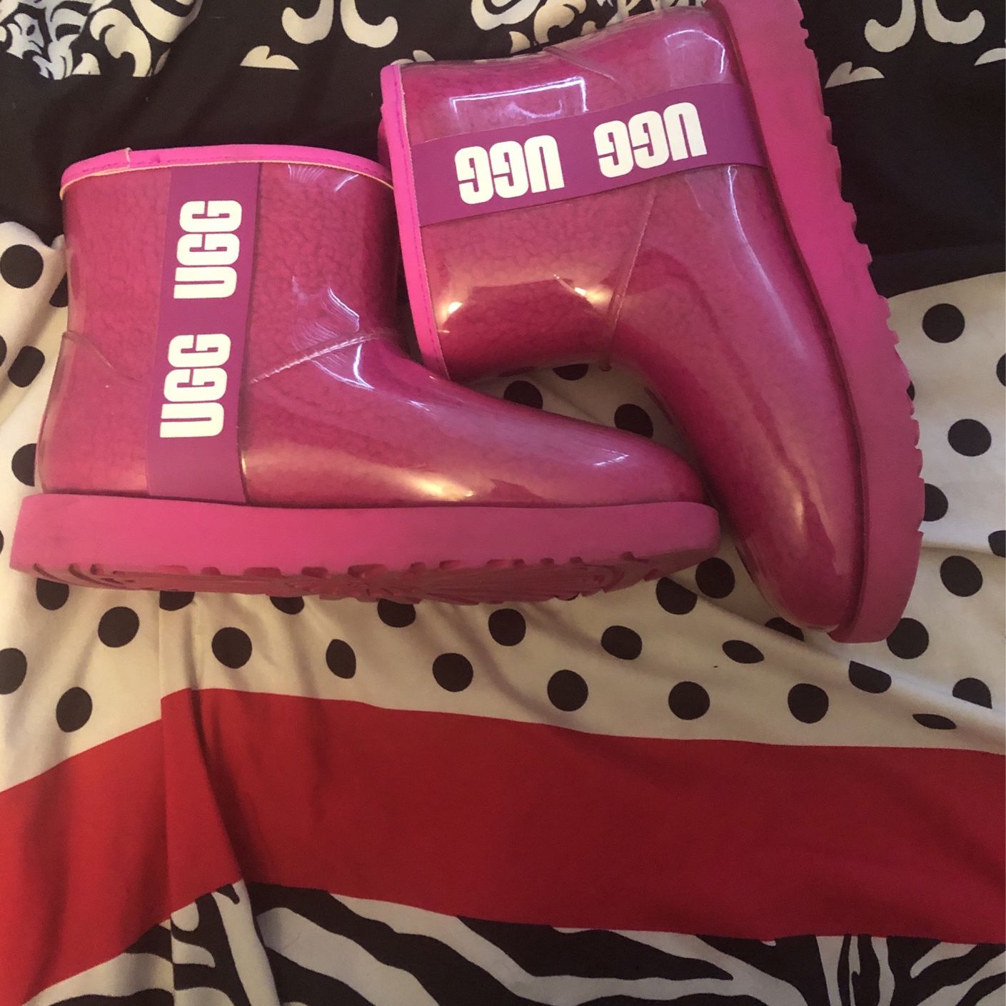 Size 7 , Pink Uggs. 