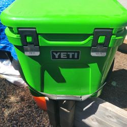 Brand New YETI Roadie 24 Hard Cooler $200 Firm Pickup In Oakdale 
