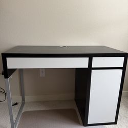 Black/white desk