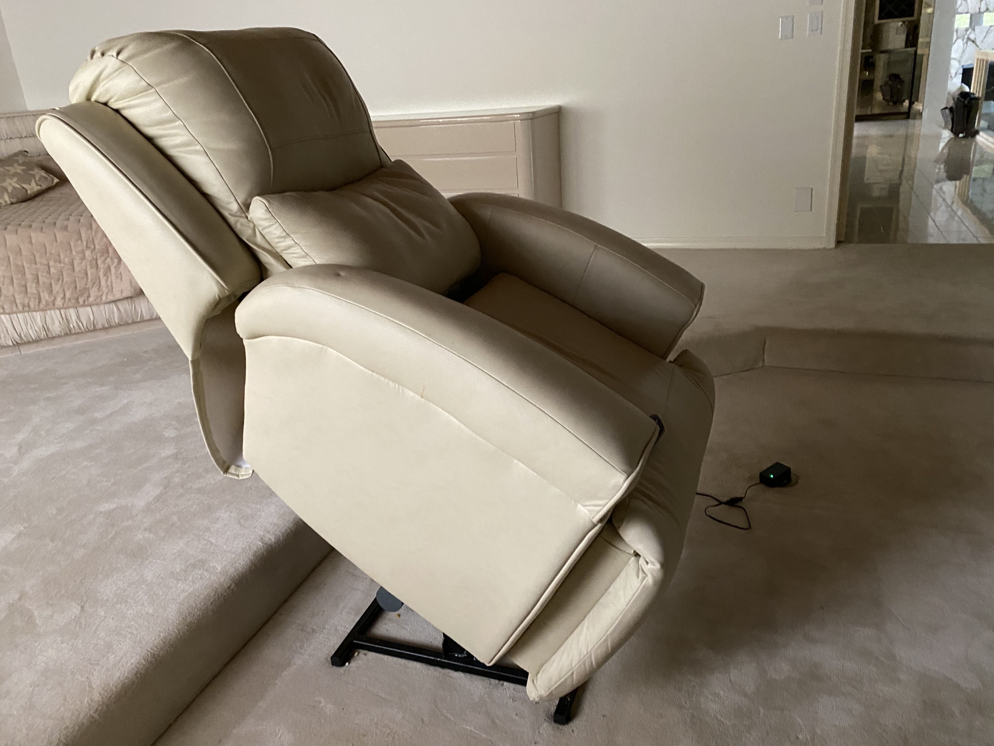 STUNNING 2 MONTH OLD HAVERTY'S BONE LEATHER ELECTRIC RECLINER for Sale