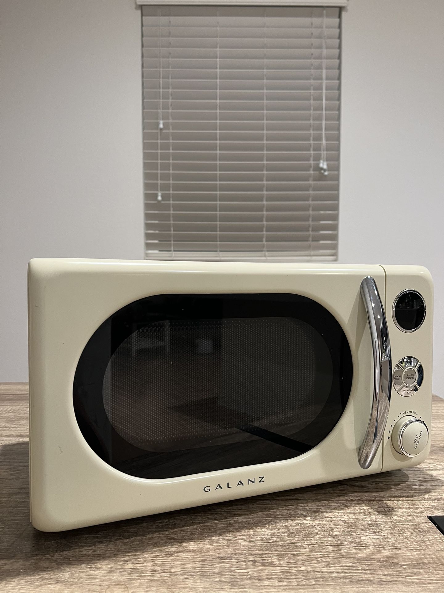 Galanz 0.7 cu. ft. Retro Countertop Microwave Oven, 0.7Cu. Ft, 700 Watts, Cream