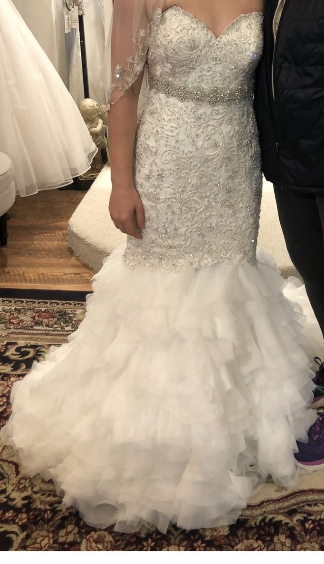 Gorgeous wedding dress, never worn.