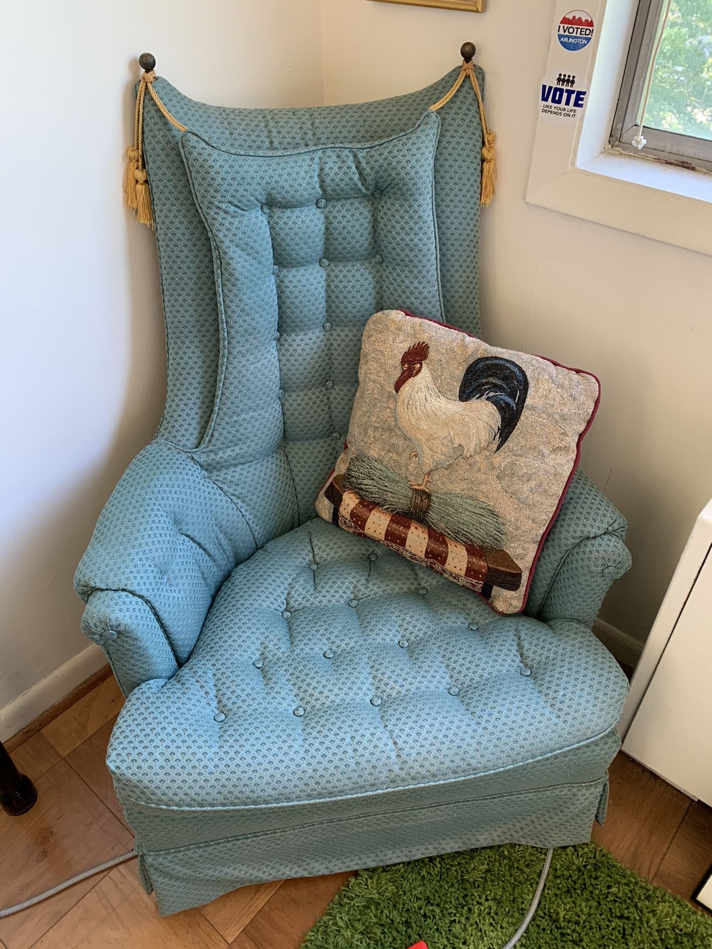 UNIQUE Sitting Chair (Great Condition - Well Kept and Maintained!)