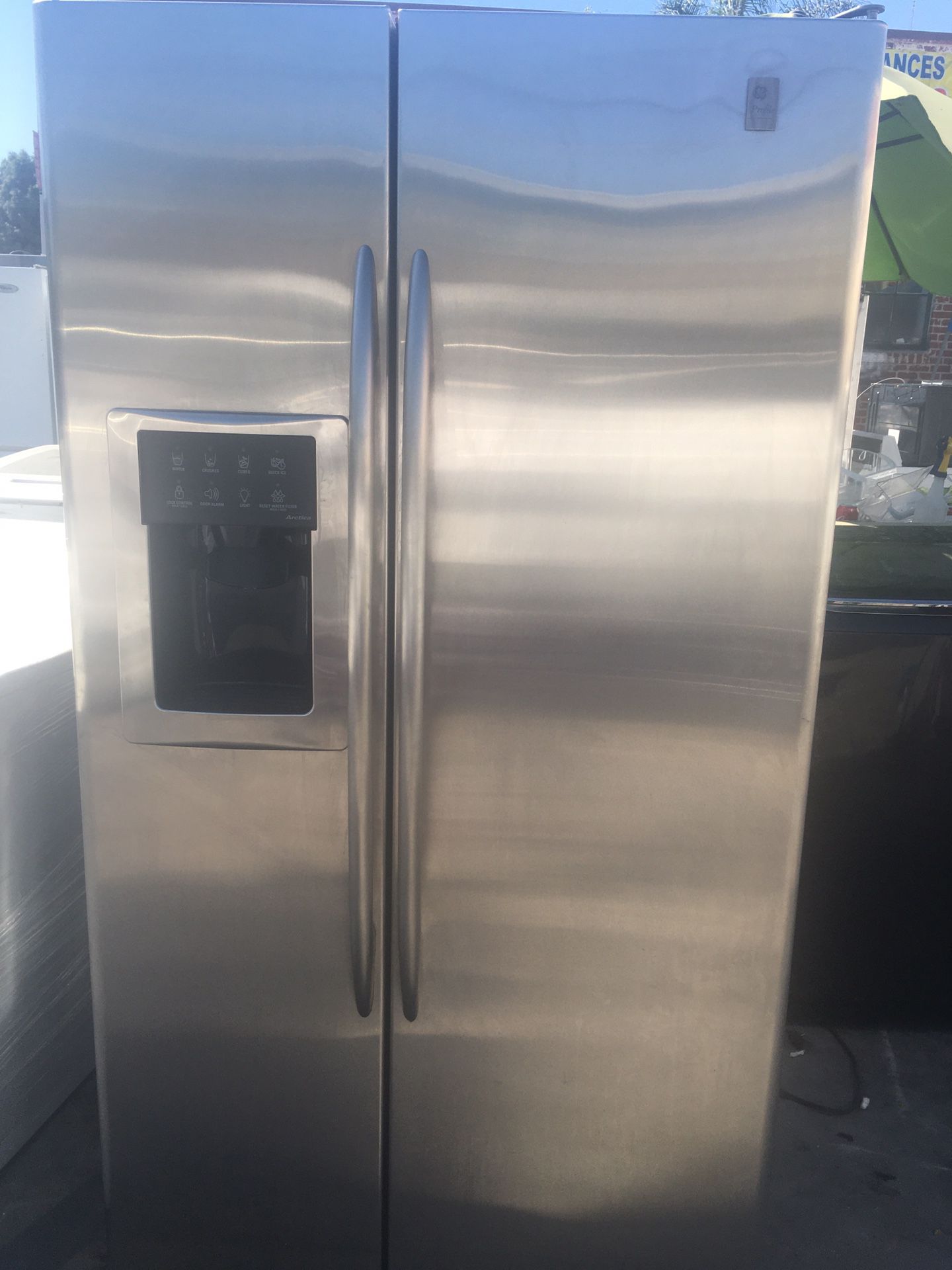 GE SIDE BY SIDE STAINLESS STEEL REFRIGERATOR