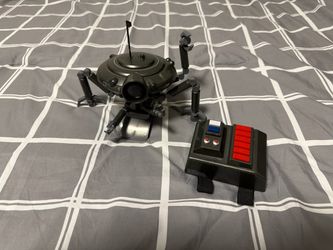 Interactive ID9 Seeker shoulder mount Droid with gauntlet