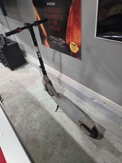 C35 electric scooter (NEEDS CHARGER)