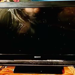 32 Inch TV Plus Roku And TV Soundbar