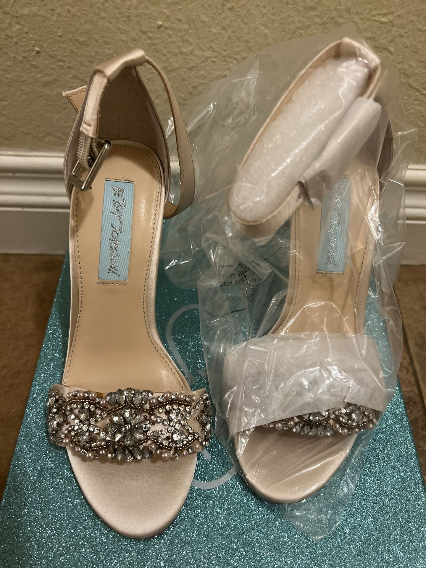 Betsey Johnson Champagne Gina Heels Size 5 Women’s