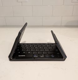 FOLDABLE KEYBOARD WITH TRACKPAD