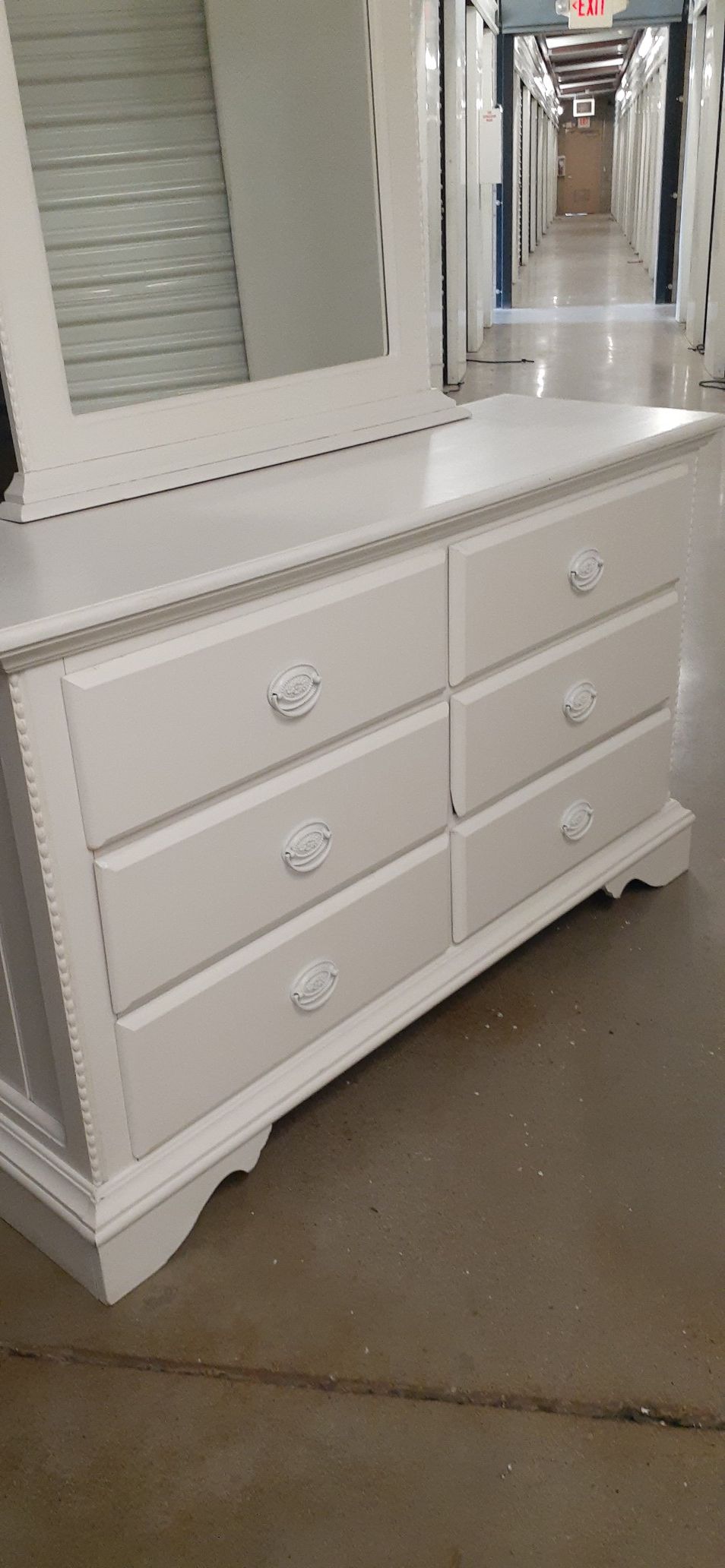 White dresser comes whit removable mirror 52 long and 32 tall