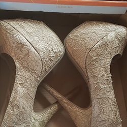 Beige Lace platform heels size 8.5