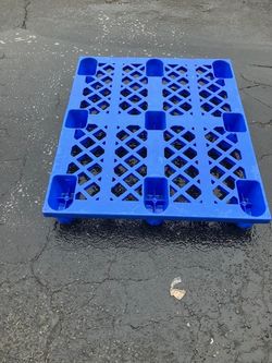 4’x4’ plastic pallets