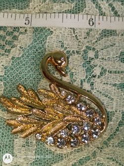 Vintage swan pin/brooch