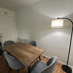 Comedor con 4 sillas + lámpara de pie