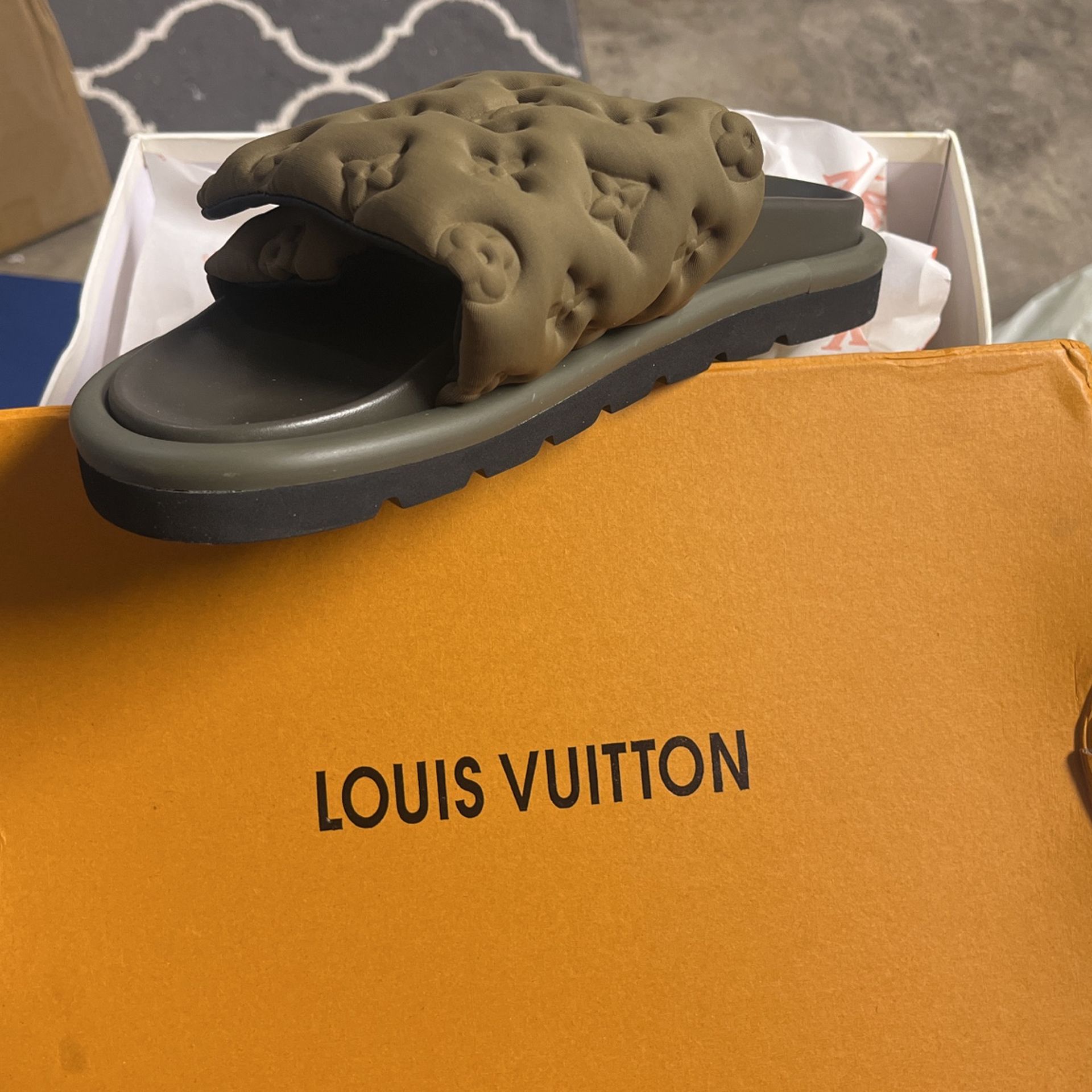 Louis Vuitton Slides for Sale in Modesto, CA - OfferUp