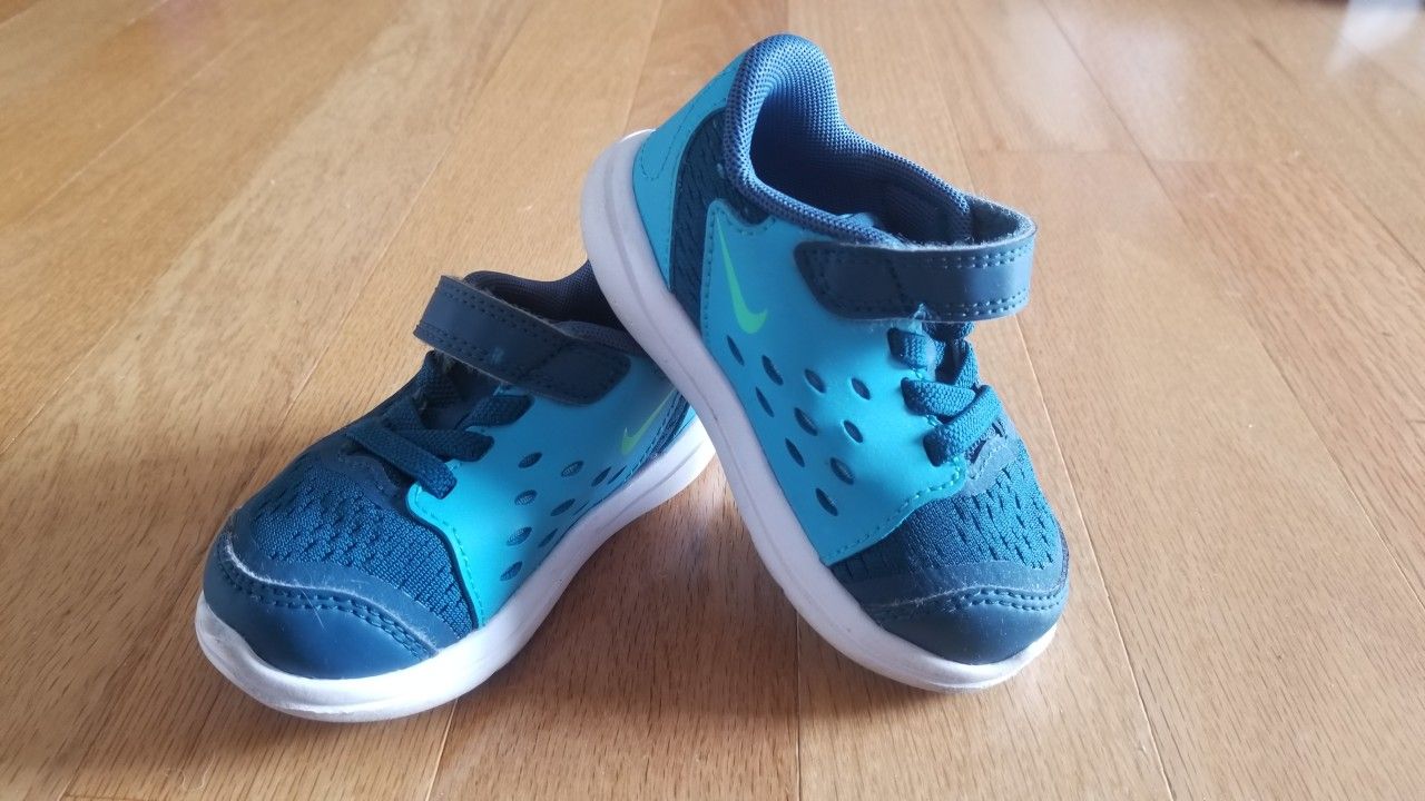 Nike Toddler Size 5 Shoes