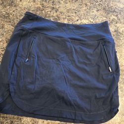Athleta navy blue golf skort with built in shorts and pockets. Size: XL