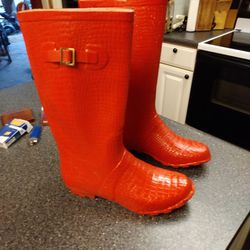 GIRLS. RED RUBBER ALLIGATOR BOOTS. SIZE. 8. WORN COUPLA TIME LOOK NEW.    HENERY  FEARRIA. NEW YORK