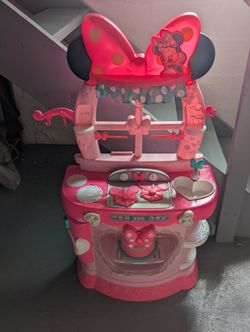 Little Girl's Minni Kitchen