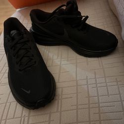 Black Nike Revolution (WIDE) 