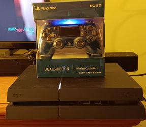 PS4 500GB - Like New + BRAND NEW Controller + 4 Games - Perfect Buy!