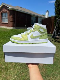 Jordan 1 mid green python size 8.5