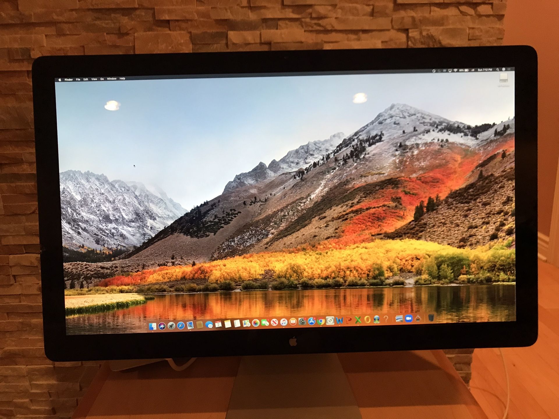 Apple monitor 30”