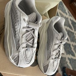 yeezy 700 static infant