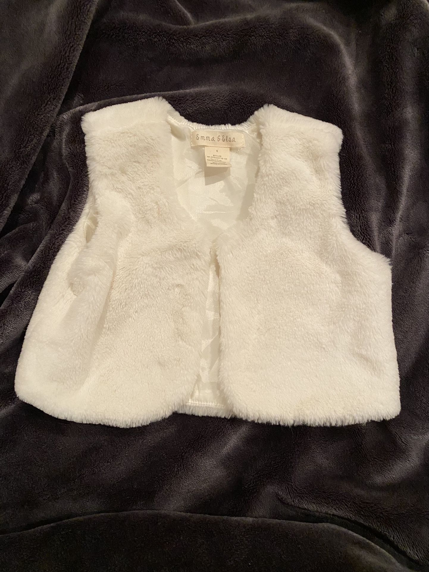 Emma & Elsa Size 6 soft white Faux Fur Vest