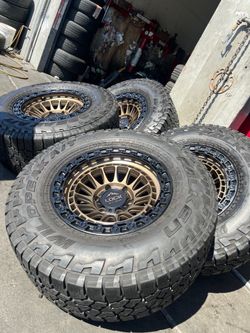 Vendo set de rines nuevos con llantas 285/70/R17 falkem para carros como tacomas  Chevy silverado Nissan titán