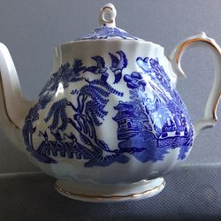 Blue Willow England 5” Teapot trimmed In Gold Trim New And Never Used