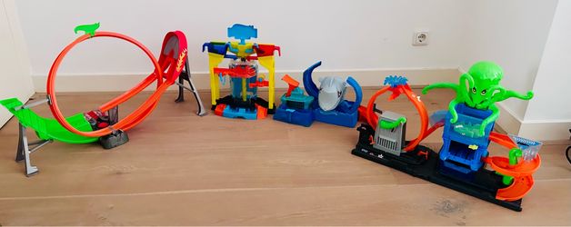 Hot Wheels City 4-Playset Bundle (Car Wash, Shark, Loop)