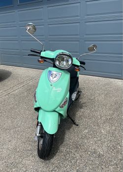 Genuine Buddy 125 Scooter (under 300 miles)
