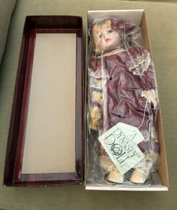 Collectible Vintage Porcelain Dynasty Doll!