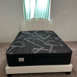 Full size mattress mattress pillow top 12”.      New mattress in a plastic sealed.  📲☎️(213)713-74-89.  Cal or Tex.  We offer same day delivery