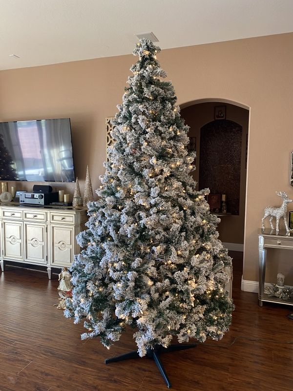 5 ft 10 inch aluminum christmas tree with stand 46 branches CHRISTMAS TREE 9 FEET TALL for Sale in Phoenix, AZ - OfferUp