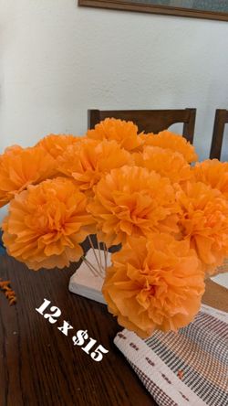Orange paper flowers/ flores de papel