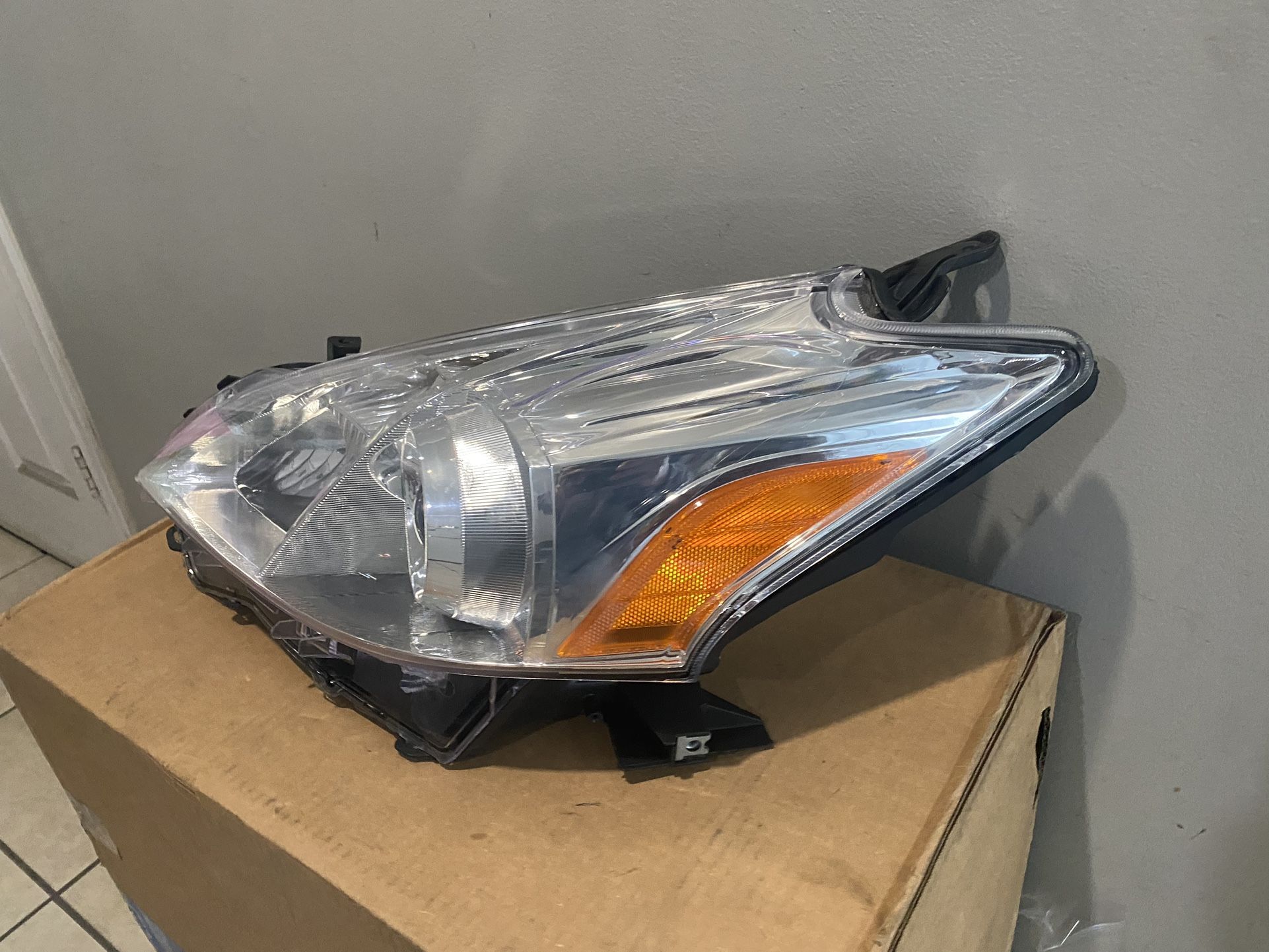 2012-2014 Toyota Prius V Left Headlight