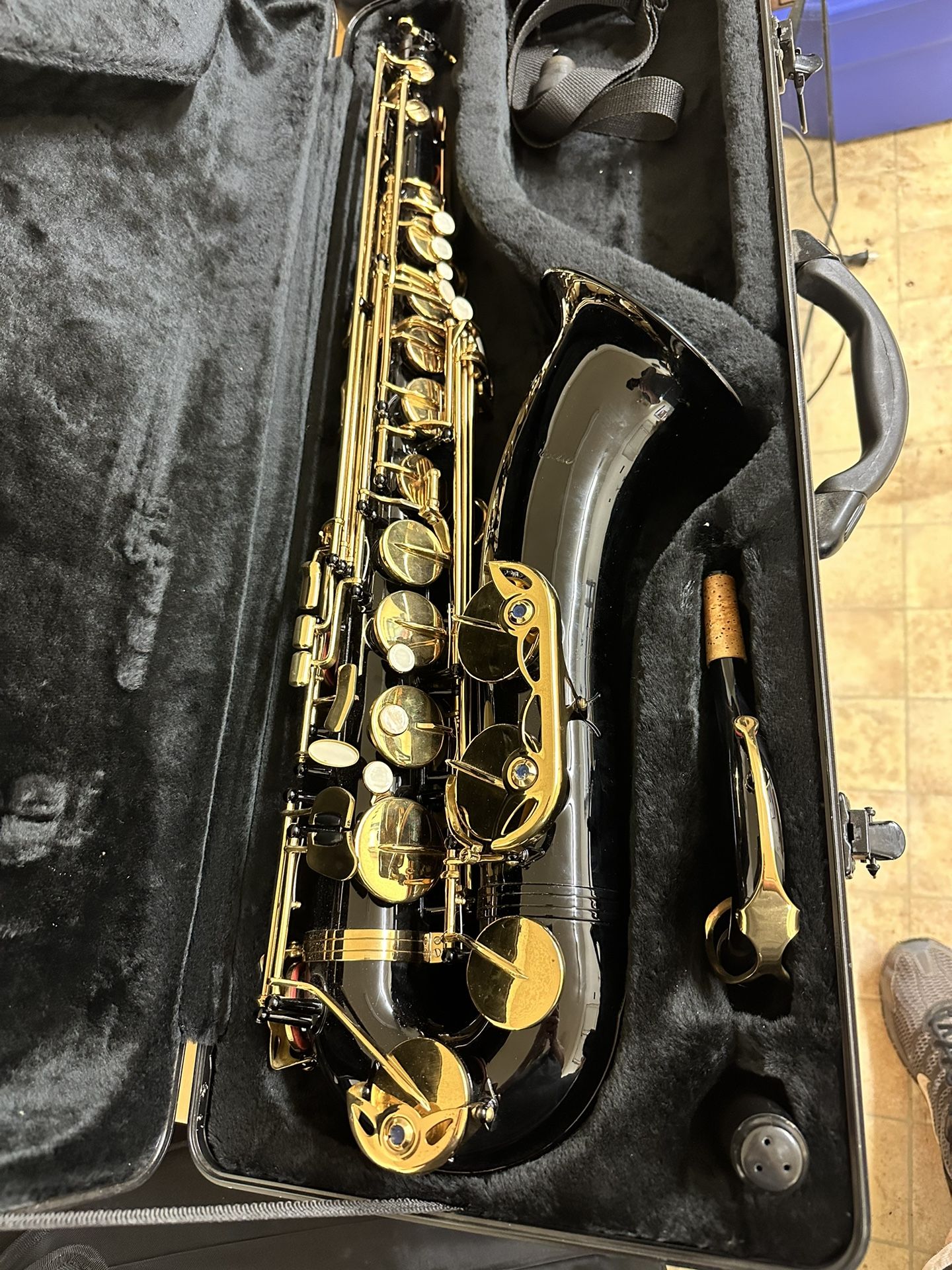 Beautiful TENOR Saxophone Black and Gold Rosetti $700 Firm 