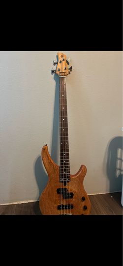 Yahama 4 string Bass