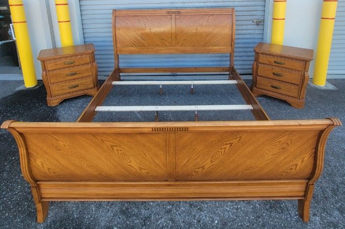 (FREE DELIVERY) Thomasville Solid Oak King Sleigh Bed Frame & 2 Nightstands