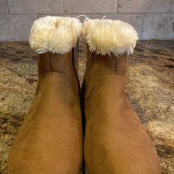 NWT Youth Size 4 Faux Fur Lined Ankle Boots-FIRM