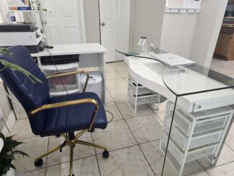 VENDO ESPECTACULAR ESCRITORIO DE VIDRIO TEMPLADO CON SILLA.  MEDIDAS 24"×48"