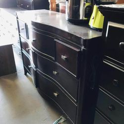 BEAUTIFUL FULL SIZE BEDROOM SET: BED FRAME, DRESSER/7 DRAWER