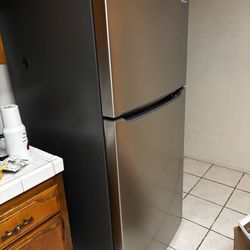 Frigidaire 20-cu ft refrigerator with ice maker